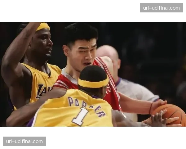 飞翼队老将中锋的更衣柜,贴满记录对手进攻习惯的便签 飞翼队老将中锋的更衣柜,贴满记录对手进攻习惯的便签